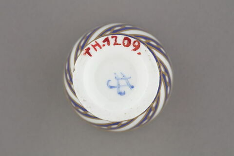Coquetier de forme ovoïde, d'une paire (voir TH 1208), image 2/2
