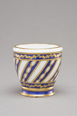 Coquetier de forme ovoïde, d'une paire (voir TH 1208), image 1/2