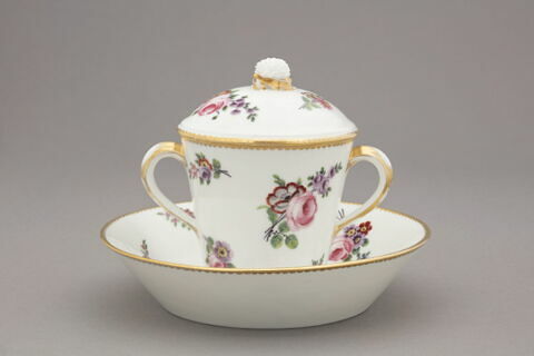 Tasse à la reine et sa soucoupe, image 1/10