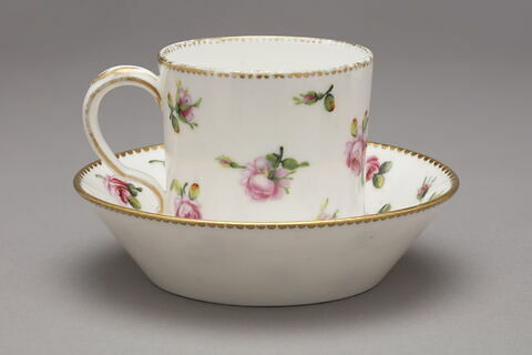 Tasse et soucoupe, image 3/4