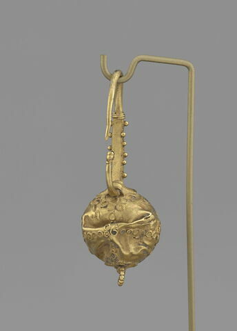Boucle d'oreille avec croix hérissée de globules, image 3/8