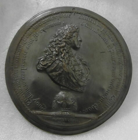 Médaillon : Buste de Louis XIV, image 1/2