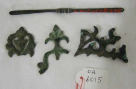 Quatre fragments d'élément d'applique ajouré à décor de volutes, en bronze, image 2/2