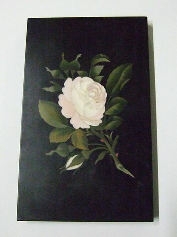 Plaque rectangulaire ornée d'une rose en mosaique de marbres polychromes.
Marbre noir.