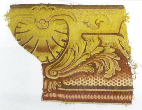 Fragment de bordure de tapisserie à décor de coquilles et de feuillages