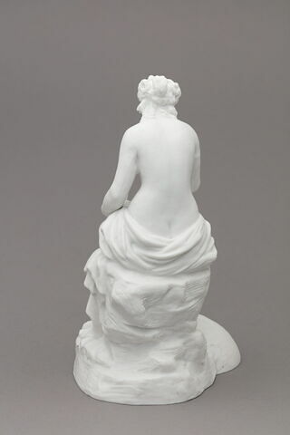 Statuette
Biscuit de porcelaine
 représentant une femme tenant un flambeau d'une main et une coupe de l'autre
Titre gravé : Message, image 3/4
