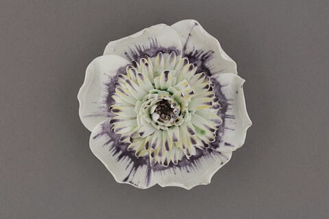 Fleur en porcelaine, image 1/1