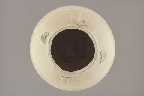 Vase piriforme en terre cuite recouverte d'un vernis transparent (manquent les anses et le col), image 3/3