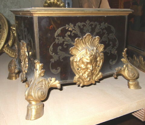 Socle à décor de masque de faune, image 1/1