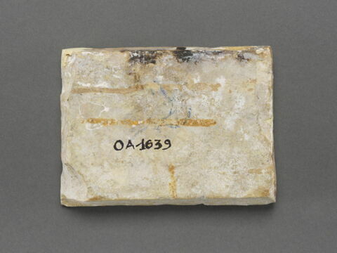 Carreau rectangulaire - pavé de bordure : décor de grotesques sur fond bleu, image 2/2