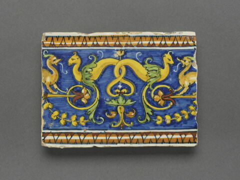 Carreau rectangulaire - pavé de bordure : décor de grotesques sur fond bleu, image 1/2