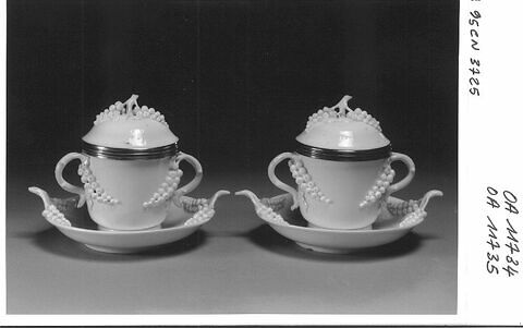 Tasse couverte et soucoupe d'une paire (voir OA 11734), image 1/1