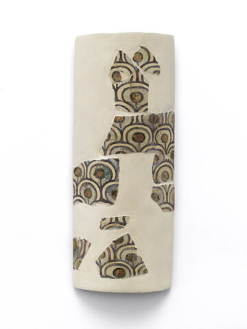 Fragment de colonnette à décor de plumes de paon