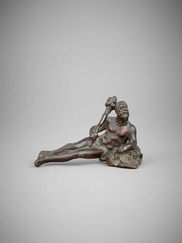 Statuette : vieillard nu allongé, appuyé sur un rocher, image 1/3