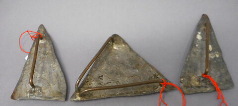 Trois éléments d'agrafe (?) triangulaires, image 2/3