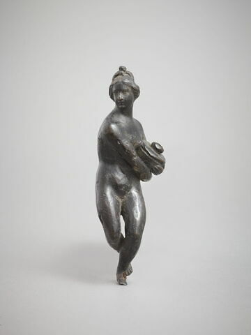 Statuette : femme tenant un vase, image 1/4