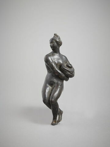 Statuette : femme tenant un vase, image 3/4