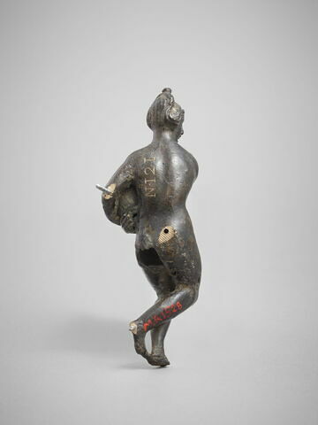 Statuette : femme tenant un vase, image 4/4