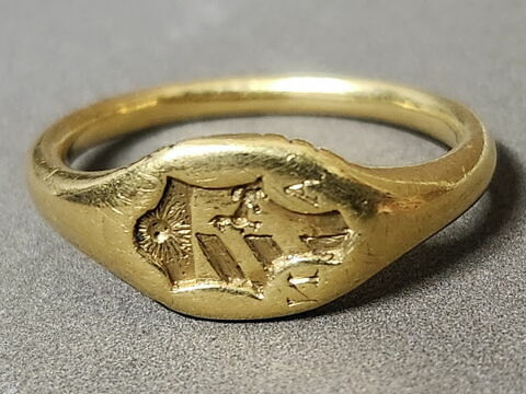 Bague portant des armoiries sur le chaton et lettres AN