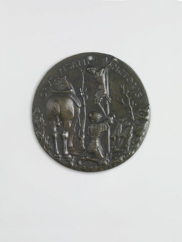 Médaille : Malatesta Novello / un homme en armure en prière au pied d'un crucifix, image 2/2