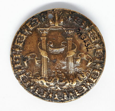 Médaille : Charles Quint et le prince Philippe II / deux colonnes sur des flots entourées du collier de la toison d'or, image 2/2