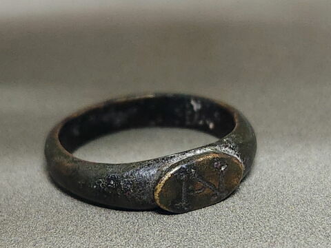 Bague portant un monogramme frappé sur le chaton plat ovale A N ?, image 2/4
