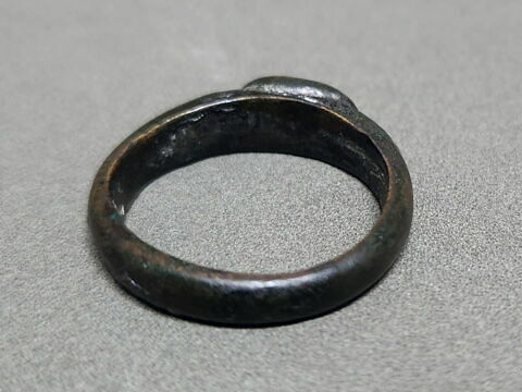 Bague portant un monogramme frappé sur le chaton plat ovale A N ?, image 3/4