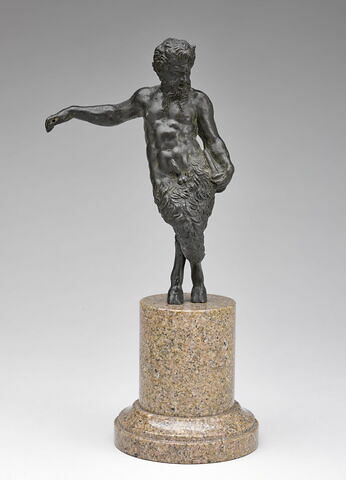 Statuette : satyre debout portant une flûte de la main gauche