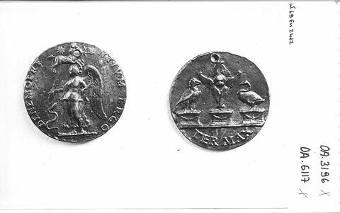 Médaille : Battista Spanioli / trois autels surmontés d'un aigle, d'un séraphin et d'un cygne, image 3/4