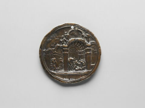 Médaille : le Christ debout tenant sa croix / un sacrifice dans un temple, image 2/2