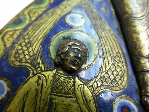 Plaque du toit d’un tabernacle : Christ debout entre deux anges en buste, image 2/3