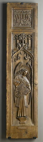 Dossier de stalle : un ange tenant un écu aux armes de l' abbaye de Saint-Claude, image 1/1