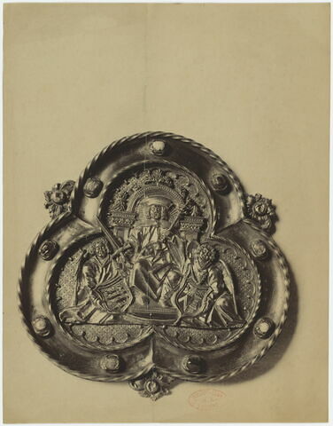 Mors de chape trilobé : un homme trônant tenant un glaive (saint Bavon, ou David ou Salomon) et deux anges portant des armoiries., image 8/8