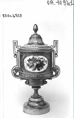 Vase Fontanieu à deux anses, d'une garniture (OA 10939 à OA 10941)
Manufacture de Sèvres