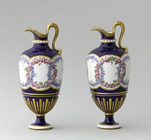 Vase d'ornement "en burette", fond bleu-du-roi, d'une paire (OA 10262)
Manufacture de Sèvres