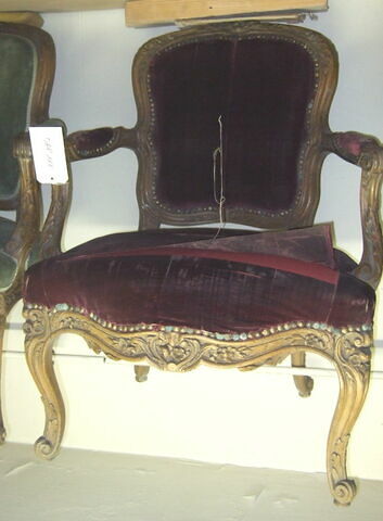 Un fauteuil en bois naturel, style Louis XV (Gourgaud) d'une série de cinq (OAP 114, 115, 116 et 117), image 1/1