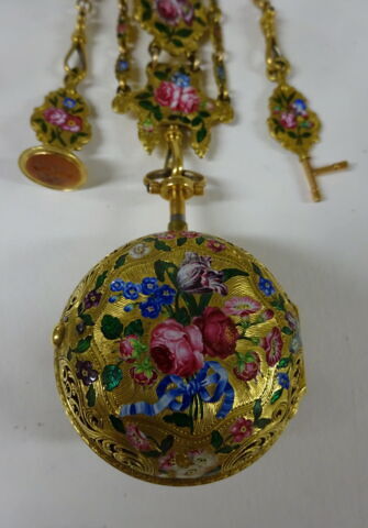 Montre ronde à double boîtier assortie d'une châtelaine, image 2/5