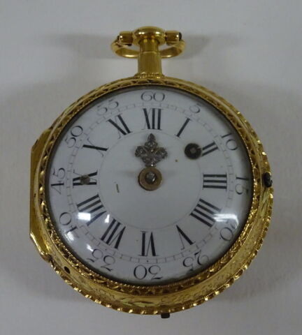 Montre ronde : jeune femme à sa toilette, image 2/2