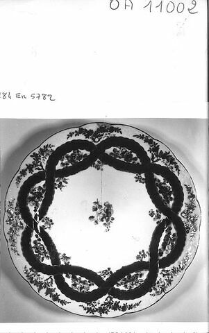 Assiette décor de rubans verts et de guirlandes de fleurs, sur fond blanc