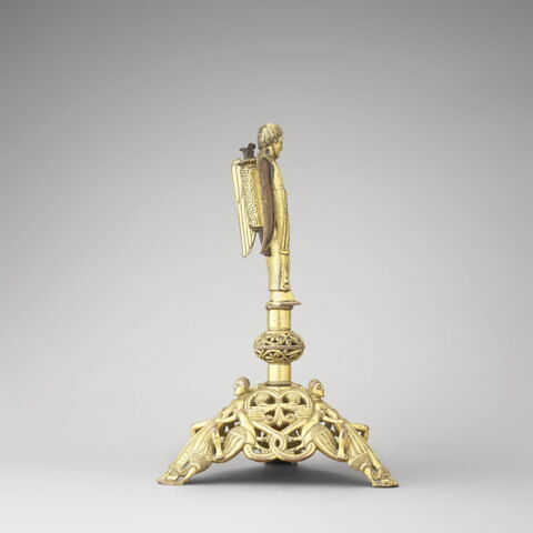 Pied de reliquaire (?) formé par un ange debout sur un socle triangulaire ajouré., image 2/10