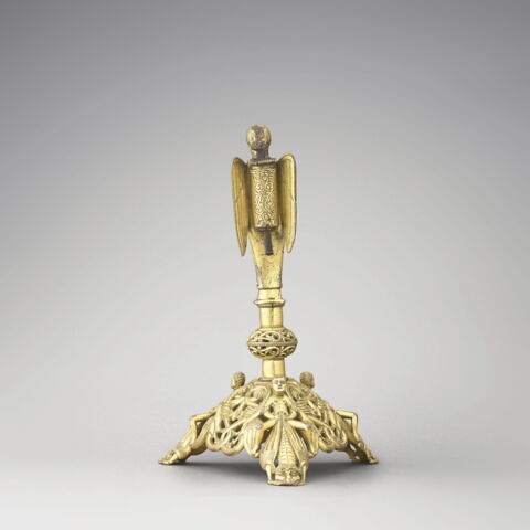 Pied de reliquaire (?) formé par un ange debout sur un socle triangulaire ajouré., image 4/10