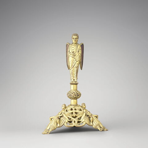 Pied de reliquaire (?) formé par un ange debout sur un socle triangulaire ajouré., image 1/10