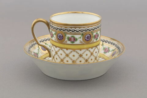 Tasse, d'un cabaret (OA 11065 à OA 11087), image 2/2