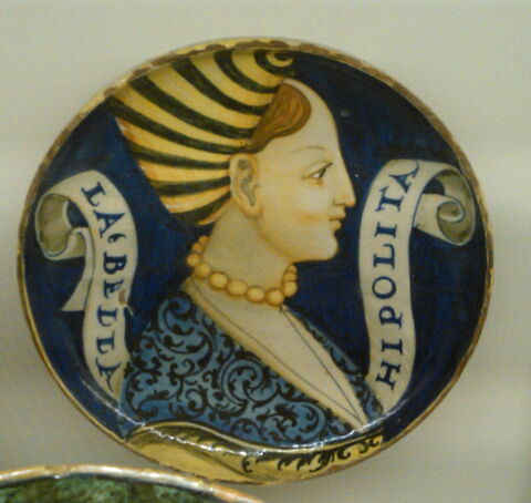 Coupe ronde : portrait féminin de profil, image 1/1