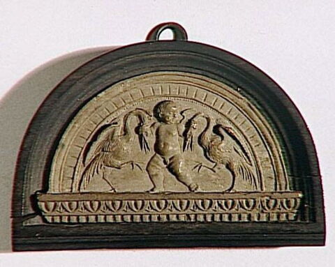 Bas-relief cintré : enfant ailé entre deux cigognes, image 1/2