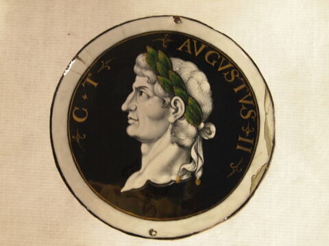 Plaque circulaire : Auguste, d'une série de douze plaques (MRR 260 à 271)