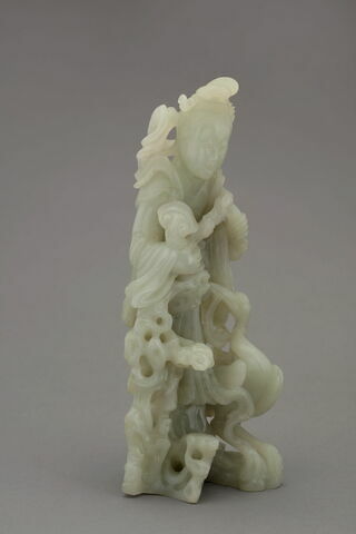 Figurine en jade vert pâle, image 3/4