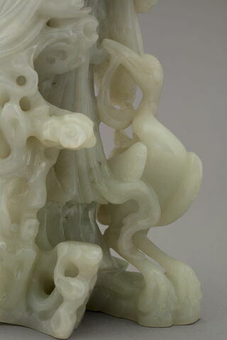 Figurine en jade vert pâle, image 4/4