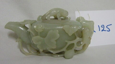 Vase en jade vert pâle, en forme de théière