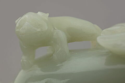 Vase en jade vert pâle, en forme de théière, image 5/6